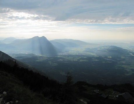 Mausklick vergrößert Bild: Abendblick übers Zeppezauerhaus ins Salzburger Land