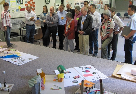 Mausklick vergrößert Bild: Kinder präsentieren ihre Stadtplanung, Bürgerwerkstatt  Vallendar (Kreis Mayen-Koblenz) 2011