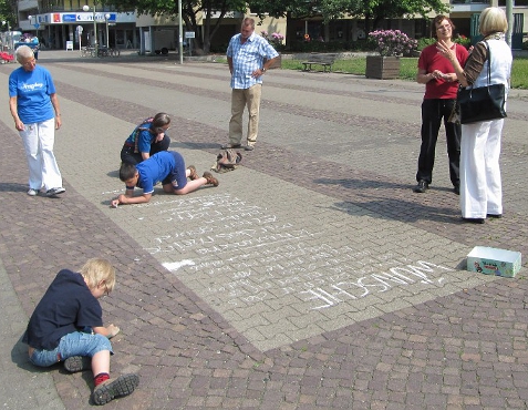 Mausklick vergrößert Bild: Kunstaktion auf der Straße, Bürgerbeteiligung Zukunftsquelle Mehringplatz, Berlin 2011